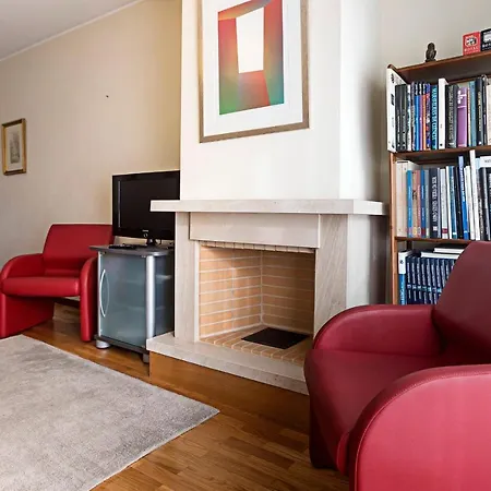 Quiet 2br Flat W/ Balcony By Lovelystay Apartment