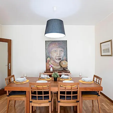 Quiet 2br Flat W/ Balcony By Lovelystay Apartment