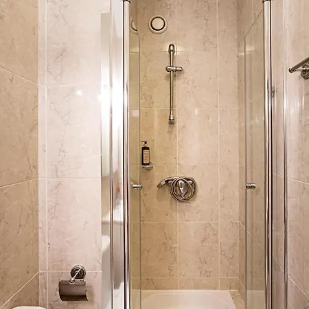 Quiet 2br Flat W/ Balcony By Lovelystay *
