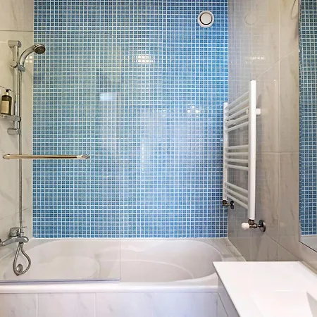 Quiet 2br Flat W/ Balcony By Lovelystay Apartment
