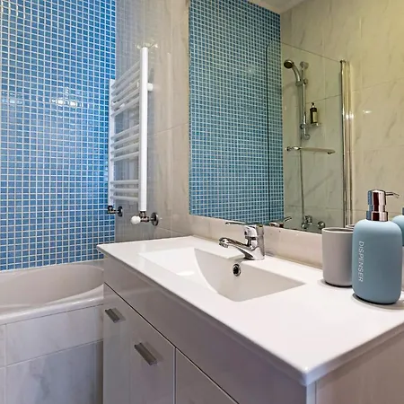 Quiet 2br Flat W/ Balcony By Lovelystay Apartment